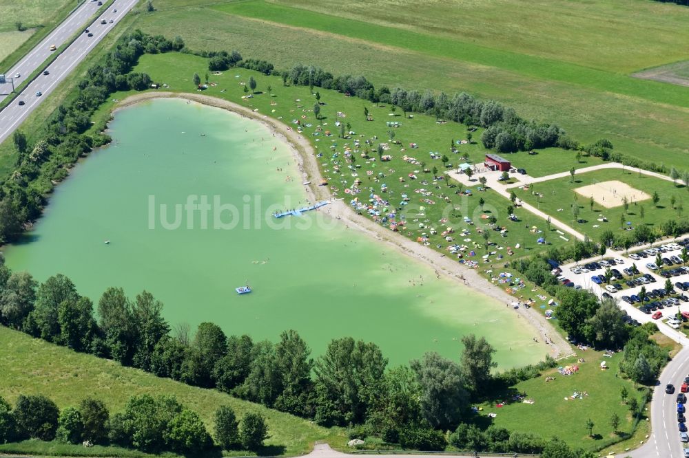 Bergkirchen aus der Vogelperspektive: Strand und Uferbereich des Eisolzrieder See in Bergkirchen im Bundesland Bayern, Deutschland