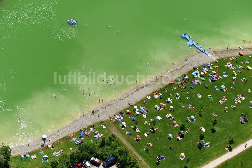 Luftaufnahme Bergkirchen - Strand und Uferbereich des Eisolzrieder See in Bergkirchen im Bundesland Bayern, Deutschland