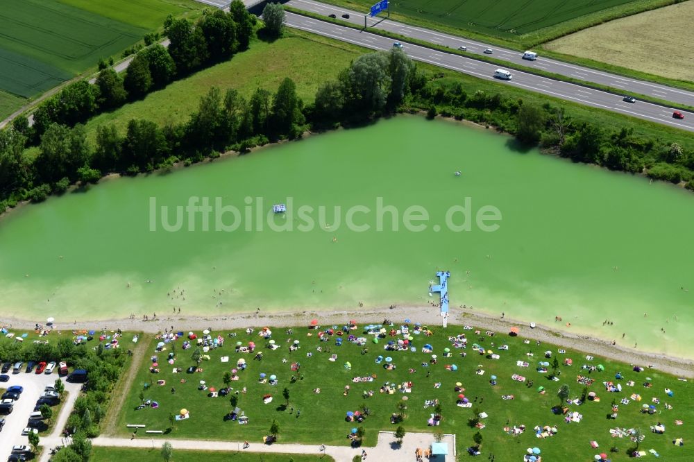 Bergkirchen aus der Vogelperspektive: Strand und Uferbereich des Eisolzrieder See in Bergkirchen im Bundesland Bayern, Deutschland