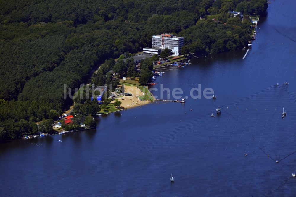 Luftbild Berlin - Strandbad Grünau mit der Regattastrecke Berlin-Grünau am Ufer des Langer See in Berlin Treptow-Köpenick