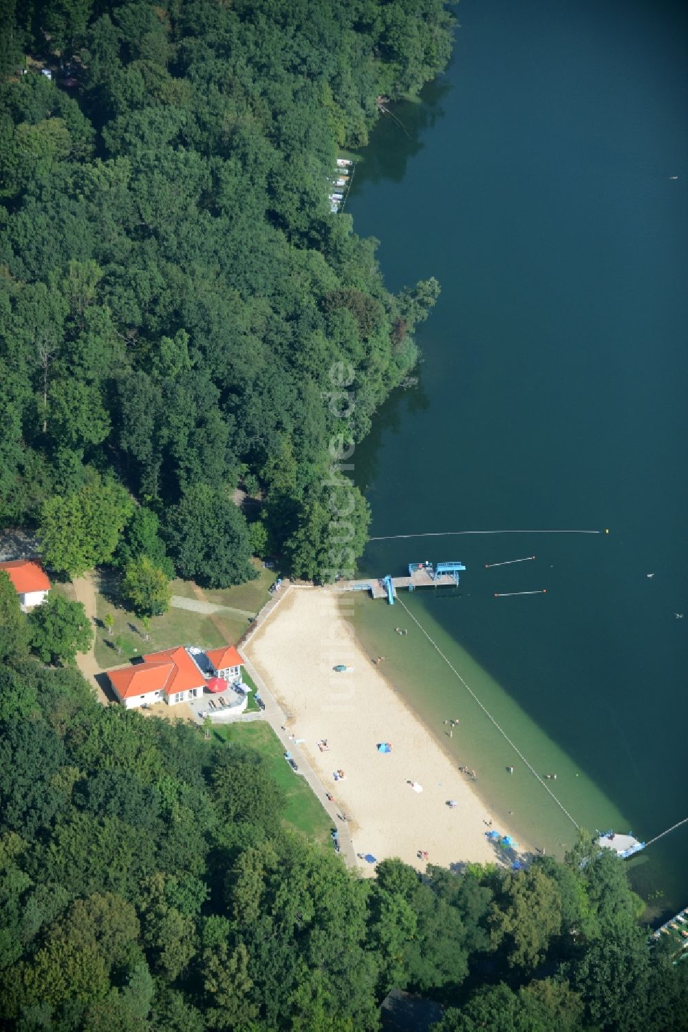 Eggersdorf aus der Vogelperspektive: Strandbad und Uferbereich des Sees Bötzsee in Eggersdorf im Bundesland Brandenburg