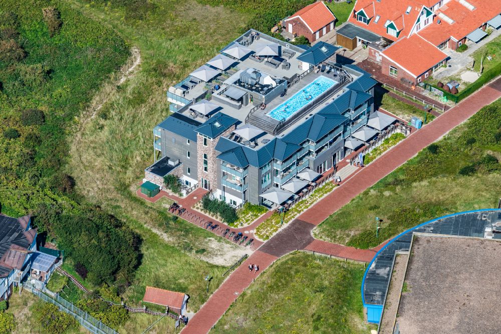 Luftbild Langeoog - Strandhotel Die Sandburg mit dem Schwimmbad auf dem Dach und Bar auf der Ostfriesischen Insel Langeoog im Bundesland Niedersachsen, Deutschland
