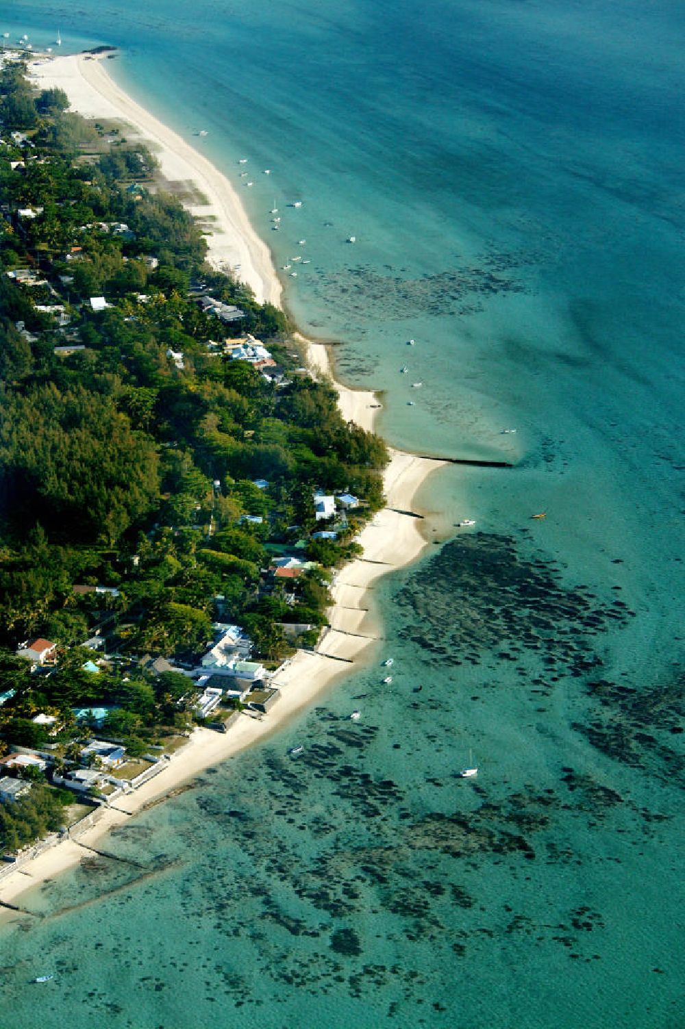 Mauritius aus der Vogelperspektive: Strandhotle in der Tamarinbucht auf Mauritius