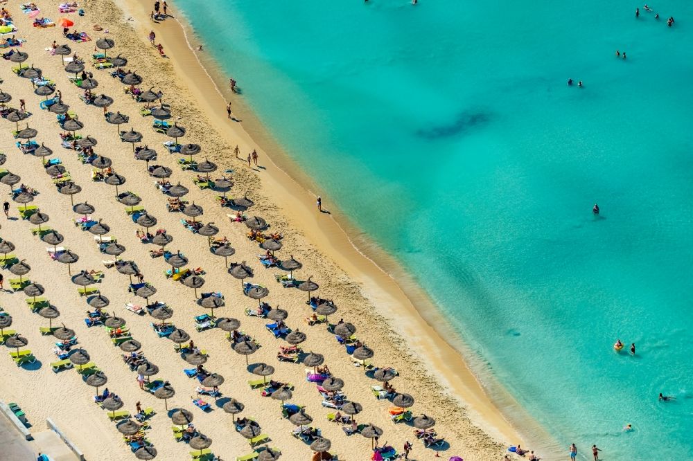 Luftbild Palma - Strandkorb- Reihen am Sand- Strand im Küstenbereich des Ballermann 8 an der Carretera de l'Arenal in Palma in Balearische Insel Mallorca, Spanien