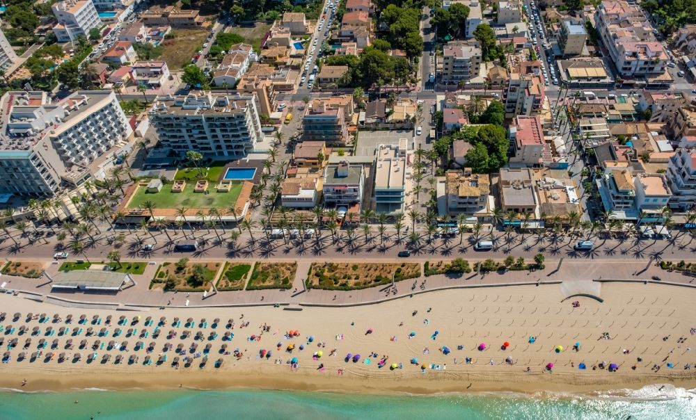 Luftbild Palma - Strandkorb- Reihen am Sand- Strand im Küstenbereich des Ballermann 8 an der Carretera de l'Arenal in Palma in Balearische Insel Mallorca, Spanien