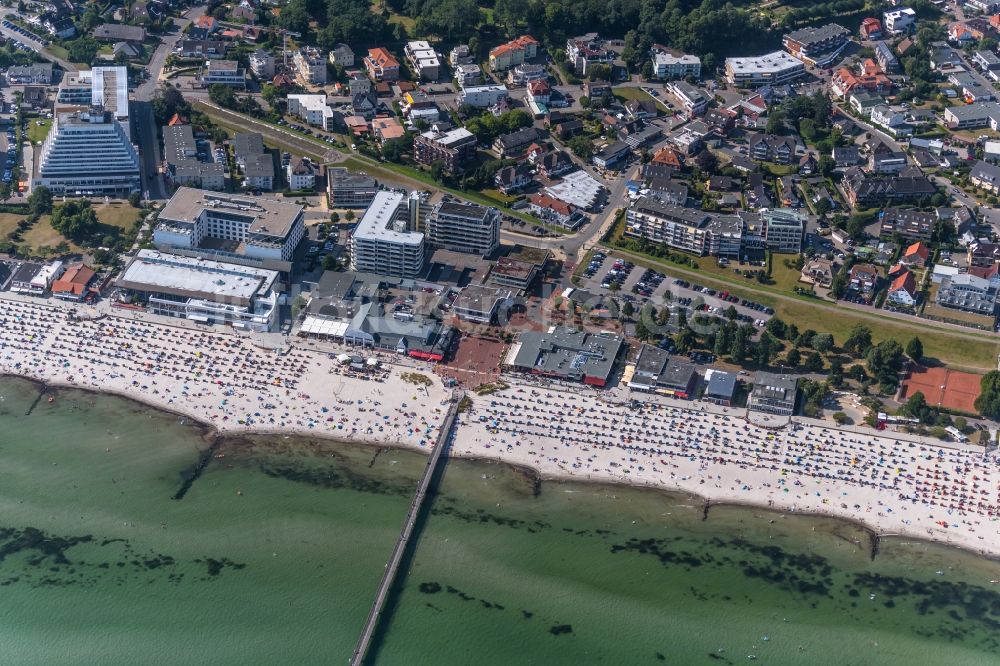 Luftaufnahme Grömitz - Strandkorb- Reihen am Sand- Strand im Küstenbereich in Grömitz im Bundesland Schleswig-Holstein, Deutschland