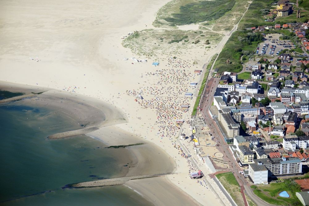 Luftaufnahme Borkum - Strandkorb- Reihen am Sand- Strand im Küstenbereich der Nordsee in Borkum im Bundesland Niedersachsen