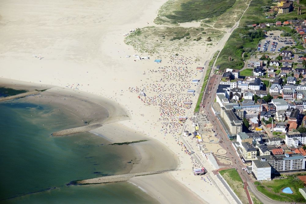 Borkum von oben - Strandkorb- Reihen am Sand- Strand im Küstenbereich der Nordsee in Borkum im Bundesland Niedersachsen