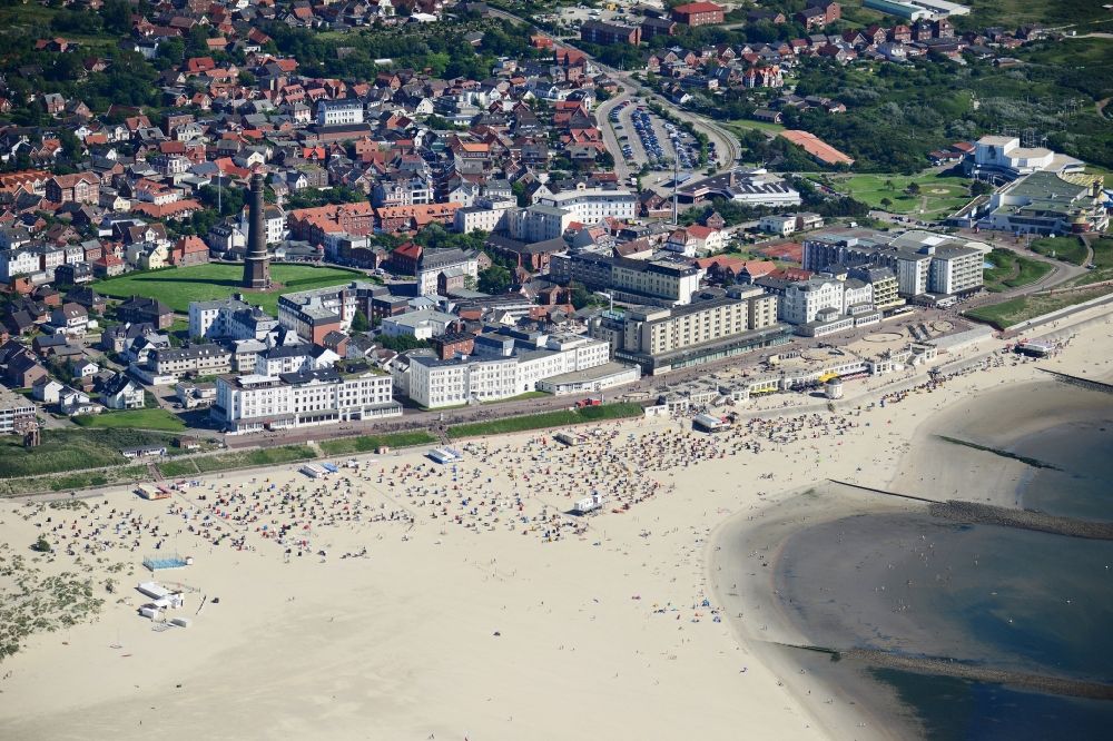Borkum aus der Vogelperspektive: Strandkorb- Reihen am Sand- Strand im Küstenbereich der Nordsee in Borkum im Bundesland Niedersachsen