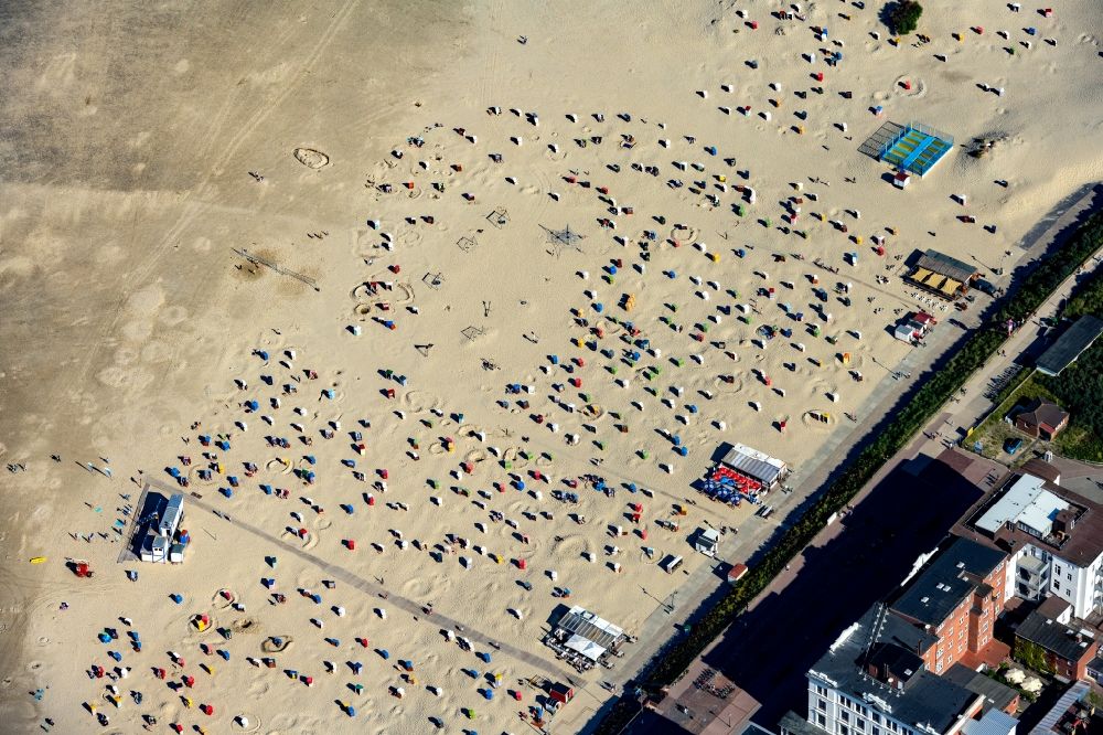 Luftaufnahme Borkum - Strandkorb- Reihen am Sand- Strand im Küstenbereich der Nordsee in Borkum im Bundesland Niedersachsen