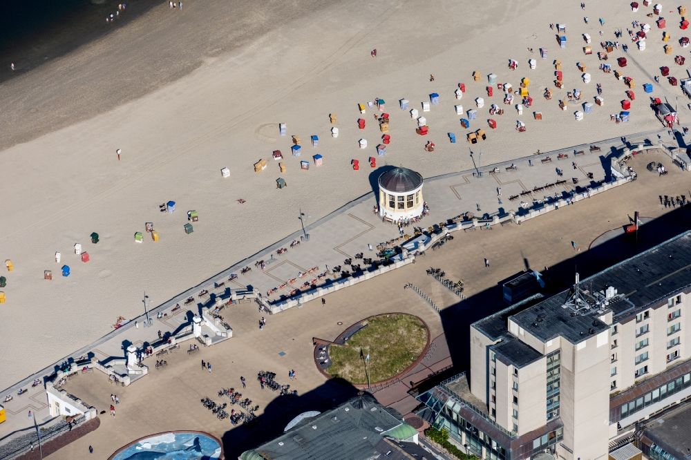 Borkum von oben - Strandkorb- Reihen am Sand- Strand im Küstenbereich der Nordsee in Borkum im Bundesland Niedersachsen