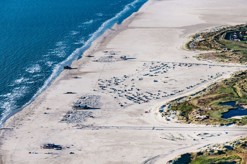 Luftaufnahme Sankt Peter-Ording - Strandkorb- Reihen am Sand- Strand im Küstenbereich der Nordsee in Sankt Peter-Ording im Bundesland Schleswig-Holstein, Deutschland