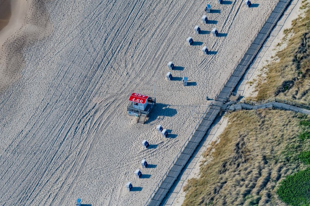 Sylt von oben - Strandkorb- Reihen am Sand- Strand im Küstenbereich im Ortsteil Westerland in Sylt im Bundesland Schleswig-Holstein, Deutschland