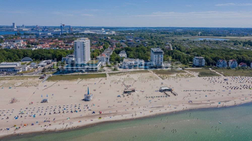 Luftaufnahme Rostock - Strandkorb- Reihen am Sand- Strand im Küstenbereich der Ostsee im Ortsteil Warnemünde in Rostock im Bundesland Mecklenburg-Vorpommern, Deutschland