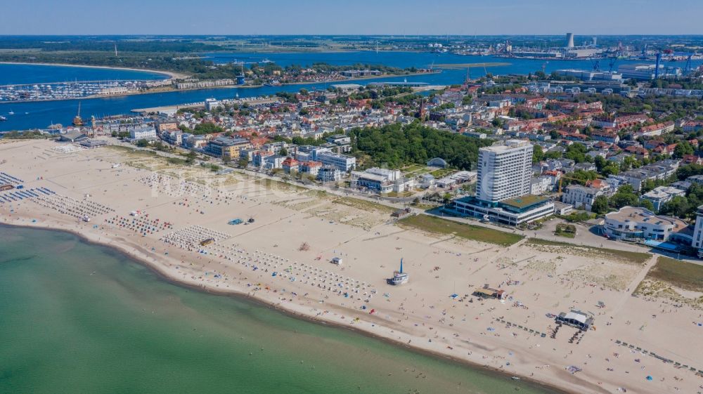 Rostock von oben - Strandkorb- Reihen am Sand- Strand im Küstenbereich der Ostsee im Ortsteil Warnemünde in Rostock im Bundesland Mecklenburg-Vorpommern, Deutschland
