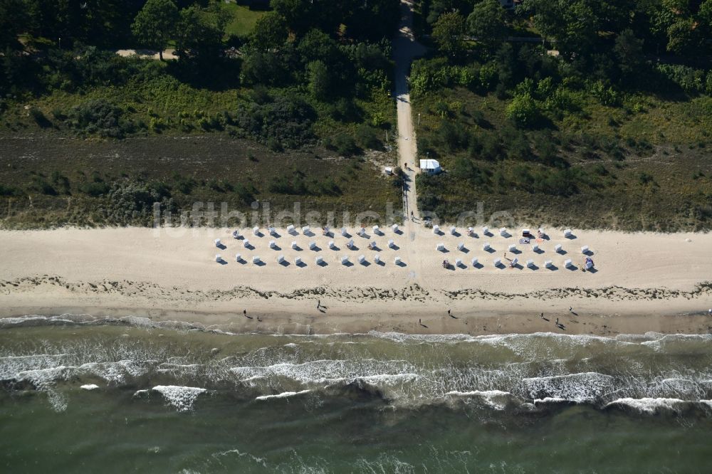 Luftbild Ostseebad Boltenhagen - Strandkorb- Reihen am Sand- Strand im Küstenbereich an der Ostsee in Ostseebad Boltenhagen im Bundesland Mecklenburg-Vorpommern