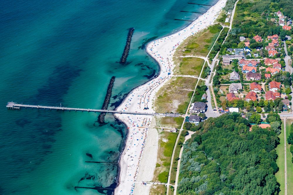 Luftaufnahme Ostseebad Wustrow - Strandkorb- Reihen am Sand- Strand im Küstenbereich der Ostsee in Ostseebad Wustrow im Bundesland Mecklenburg-Vorpommern, Deutschland