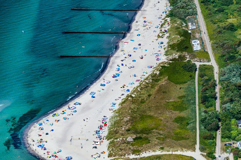 Luftbild Ostseebad Wustrow - Strandkorb- Reihen am Sand- Strand im Küstenbereich der Ostsee in Ostseebad Wustrow im Bundesland Mecklenburg-Vorpommern, Deutschland
