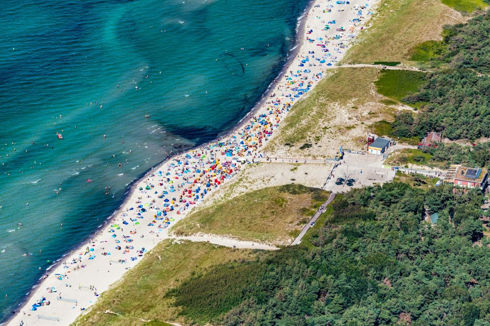 Luftaufnahme Ostseebad Wustrow - Strandkorb- Reihen am Sand- Strand im Küstenbereich der Ostsee in Ostseebad Wustrow im Bundesland Mecklenburg-Vorpommern, Deutschland