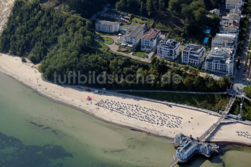 Luftaufnahme Sellin - Strandkorb- Reihen am Sand- Strand im Küstenbereich der Ostsee in Sellin im Bundesland Mecklenburg-Vorpommern