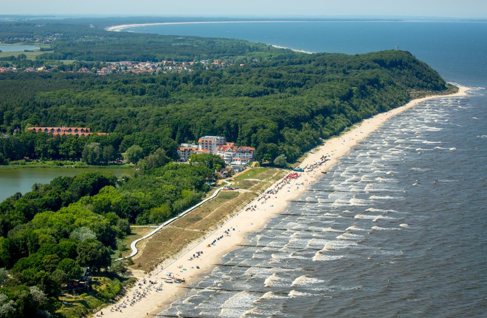 Zinnowitz aus der Vogelperspektive: Strandkorb- Reihen am Sand- Strand im Küstenbereich der Ostsee in Zinnowitz im Bundesland Mecklenburg-Vorpommern