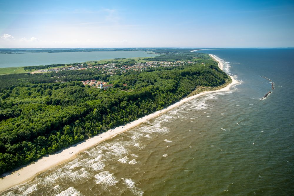 Zinnowitz von oben - Strandkorb- Reihen am Sand- Strand im Küstenbereich der Ostsee in Zinnowitz im Bundesland Mecklenburg-Vorpommern