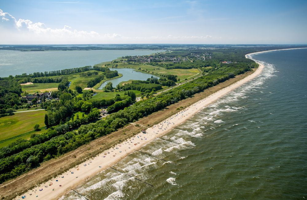 Zinnowitz aus der Vogelperspektive: Strandkorb- Reihen am Sand- Strand im Küstenbereich der Ostsee in Zinnowitz im Bundesland Mecklenburg-Vorpommern