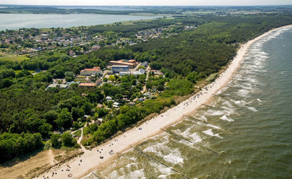 Luftbild Zinnowitz - Strandkorb- Reihen am Sand- Strand im Küstenbereich der Ostsee in Zinnowitz im Bundesland Mecklenburg-Vorpommern
