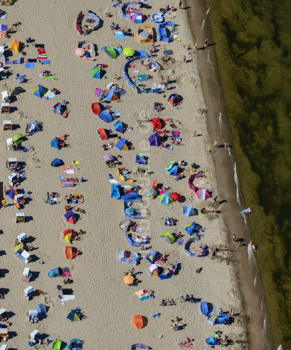 Luftbild Zinnowitz - Strandkorb- Reihen am Sand- Strand im Küstenbereich der Ostsee in Zinnowitz im Bundesland Mecklenburg-Vorpommern