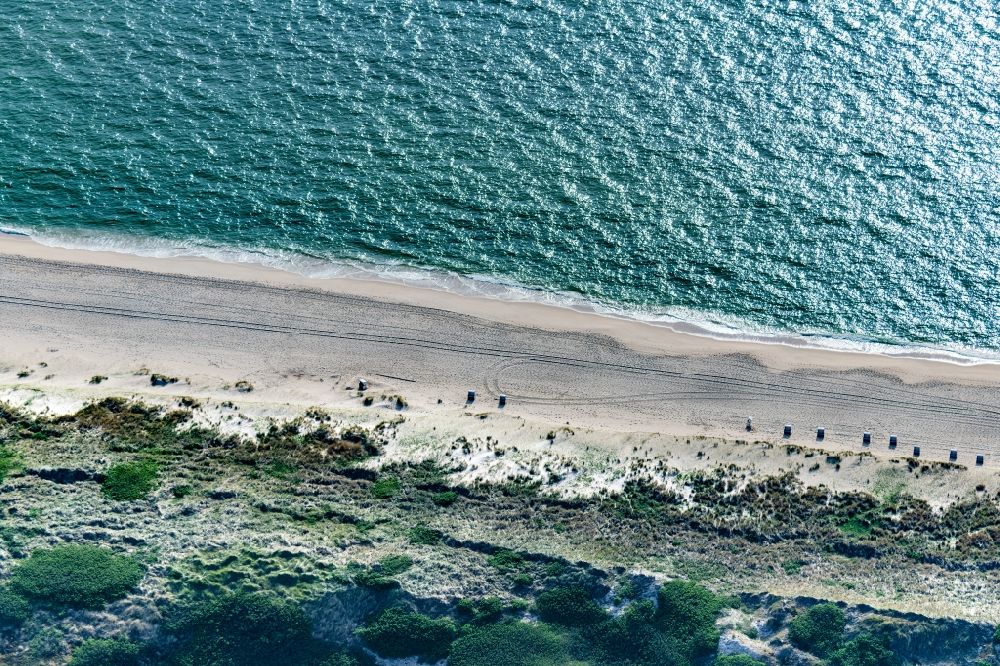 Sylt von oben - Strandkorb- Reihen am Sand- Strand im Küstenbereich Samoa im Ortsteil Rantum (Sylt) in Sylt im Bundesland Schleswig-Holstein, Deutschland