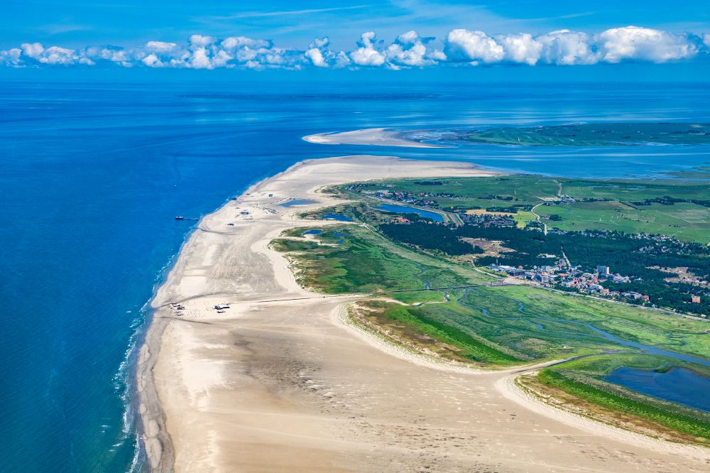 Luftbild Sankt Peter-Ording - Strandkorb- Reihen am Sand- Strand im Küstenbereich der Nordsee in Sankt Peter-Ording im Bundesland Schleswig-Holstein, Deutschland