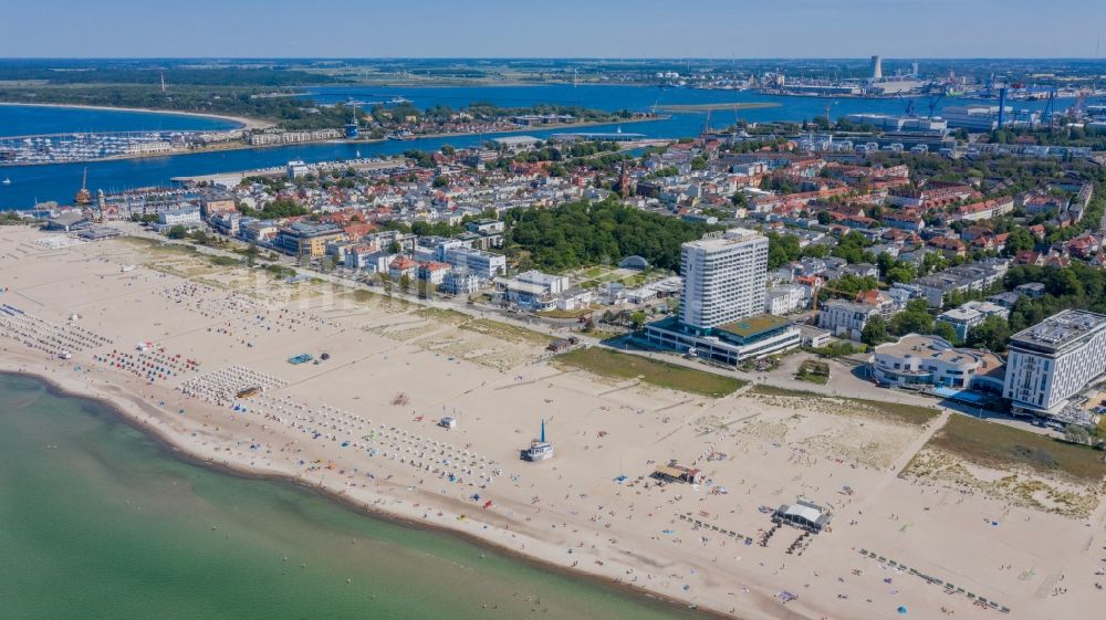 Luftaufnahme Rostock - Sandstrand- des Ostseebad 