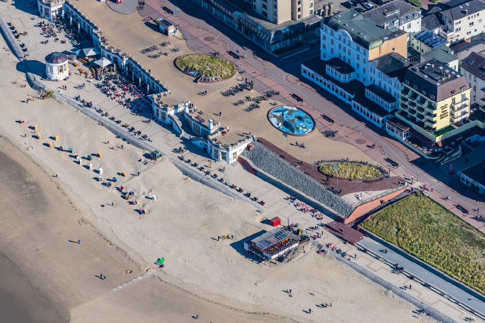 Luftaufnahme Borkum - Strandkorb- Reihen am Sand- Strand Promenade im Küstenbereich der Nordsee in Borkum im Bundesland Niedersachsen