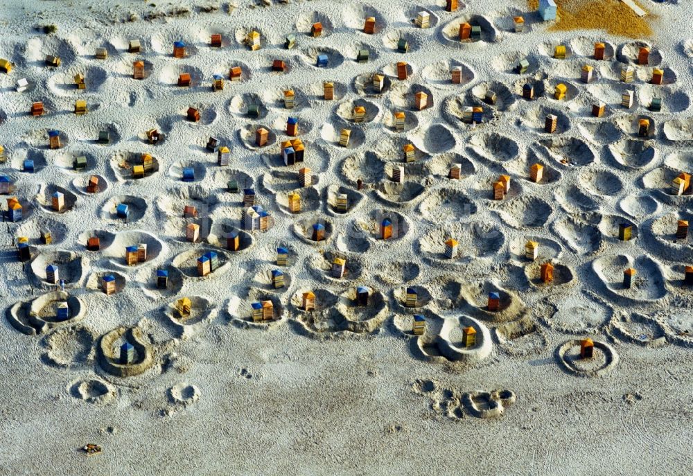 Juist von oben - Strandkörbe am Strand an der Nordseite der ostfriesischen Insel Juist im Bundesland Niedersachsen