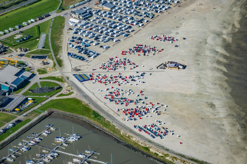 Luftbild Bensersiel - Strandkörbe,Wohnwagen und Wohnmobile auf dem Wohnmobilstellplatz in Bensersiel im Bundesland Niedersachsen, Deutschland
