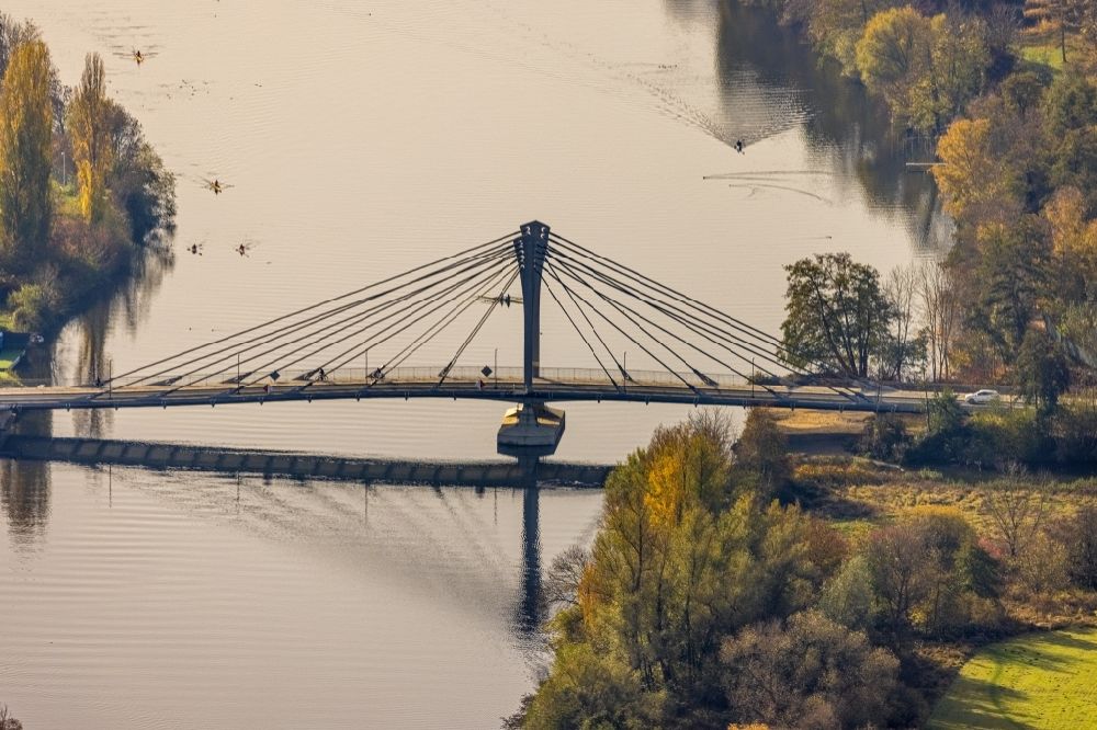 Essen aus der Vogelperspektive: Straßen- Brückenbauwerk Kampmannbrücke über die Ruhr in Essen im Bundesland Nordrhein-Westfalen