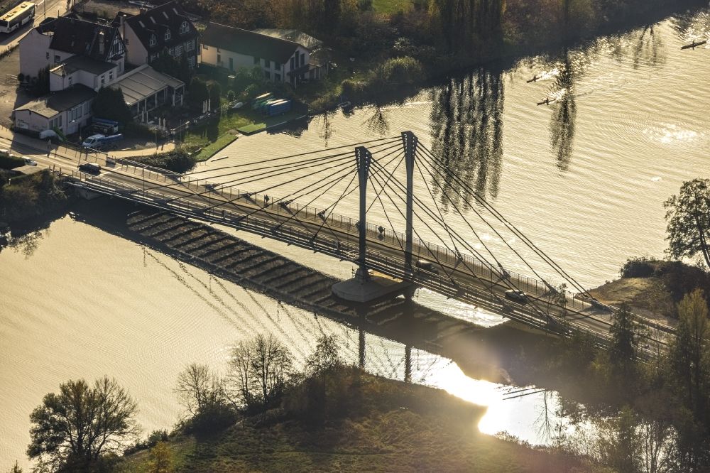 Essen von oben - Straßen- Brückenbauwerk Kampmannbrücke über die Ruhr in Essen im Bundesland Nordrhein-Westfalen