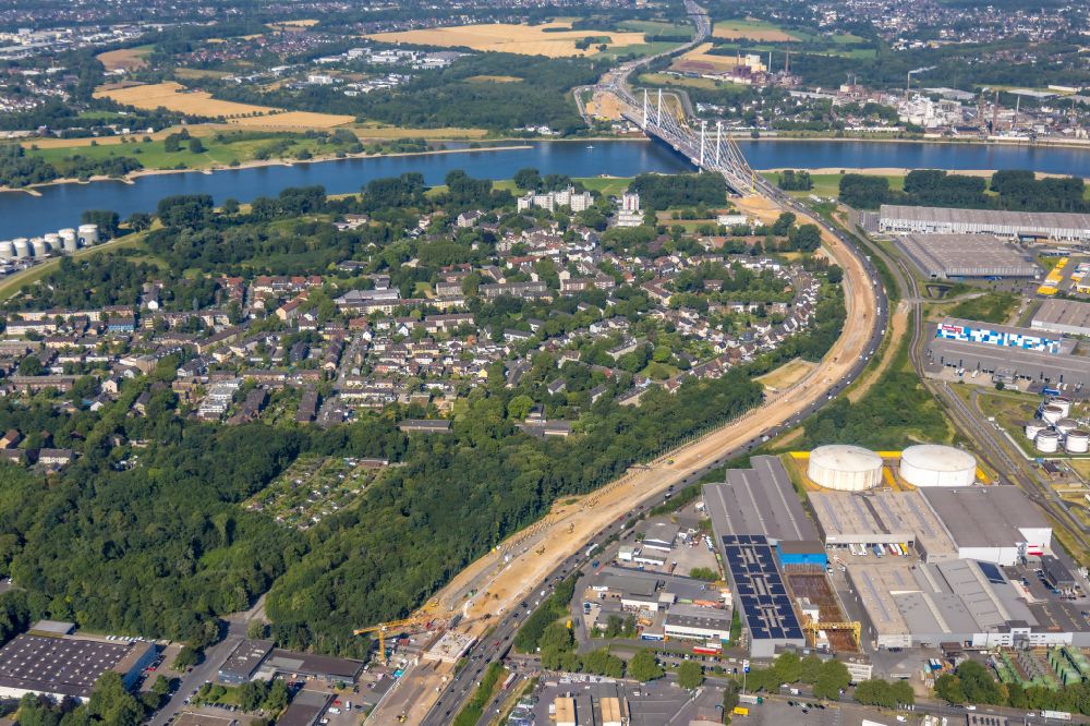 Duisburg von oben - Straßenbauarbeiten an der BAB A40 in Duisburg im Bundesland Nordrhein-Westfalen, Deutschland