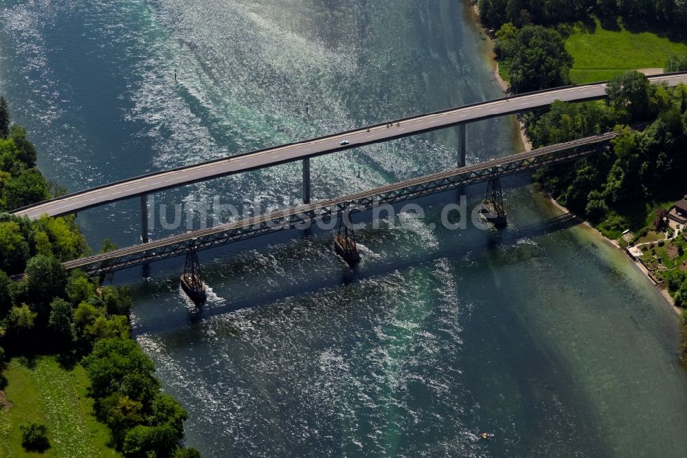 Luftbild Hemishofen - Straßenbrücke und Eisenbahnbrücke in Hemishofen im Kanton Schaffhausen, Schweiz