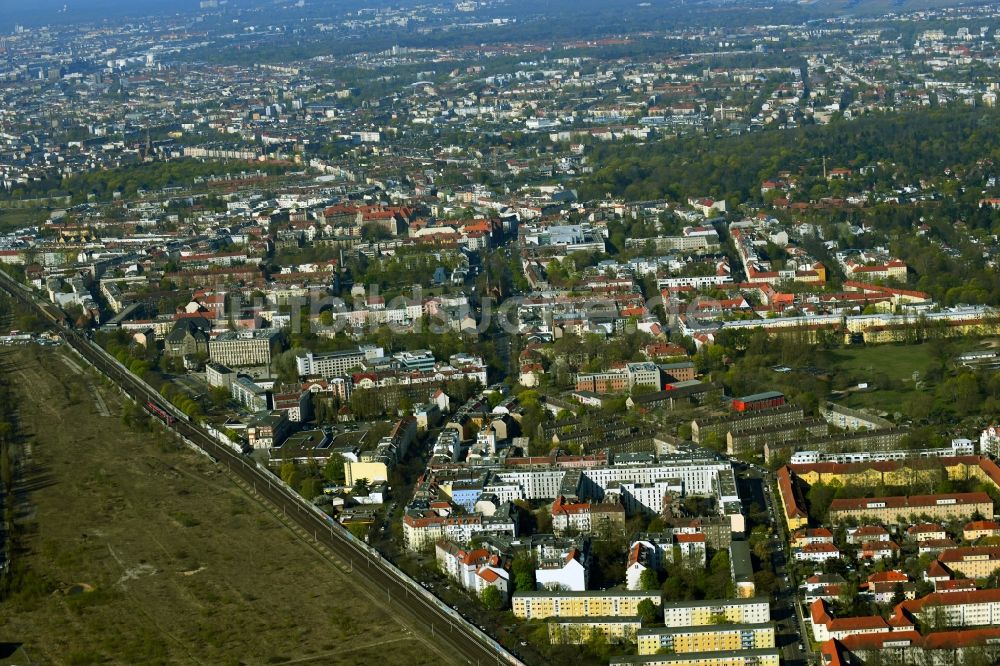 Luftbild Berlin - Straßenführung der bekannten Flaniermeile und Einkaufsstraße Breite Straße im Ortsteil Pankow in Berlin, Deutschland