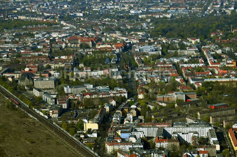 Luftaufnahme Berlin - Straßenführung der bekannten Flaniermeile und Einkaufsstraße Breite Straße im Ortsteil Pankow in Berlin, Deutschland