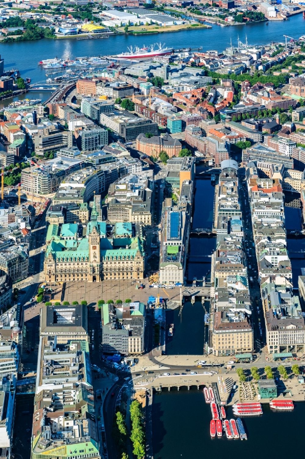 Luftbild Hamburg - Straßenführung der bekannten Flaniermeile und Einkaufsstraße Jungfernstieg in Hamburg, Deutschland
