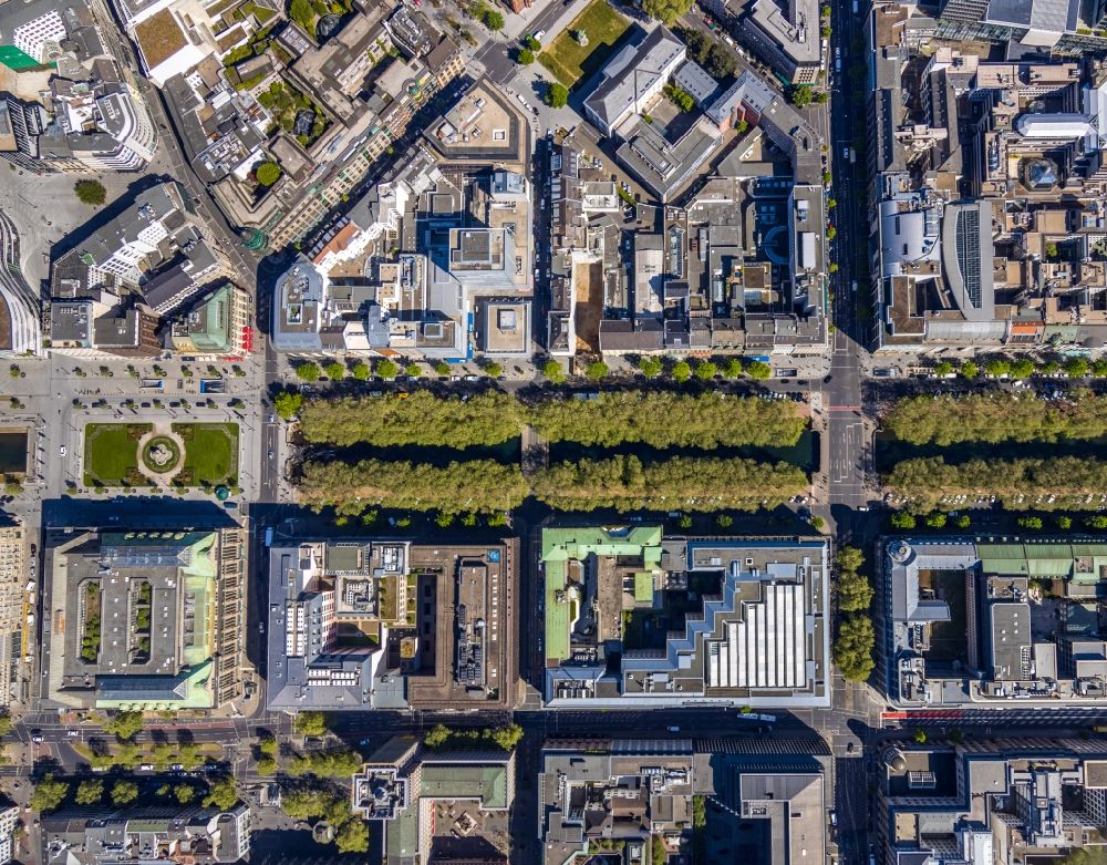 Luftbild Düsseldorf - Straßenführung der bekannten Flaniermeile und Einkaufsstraße Königsallee im Ortsteil Stadtmitte in Düsseldorf im Bundesland Nordrhein-Westfalen, Deutschland
