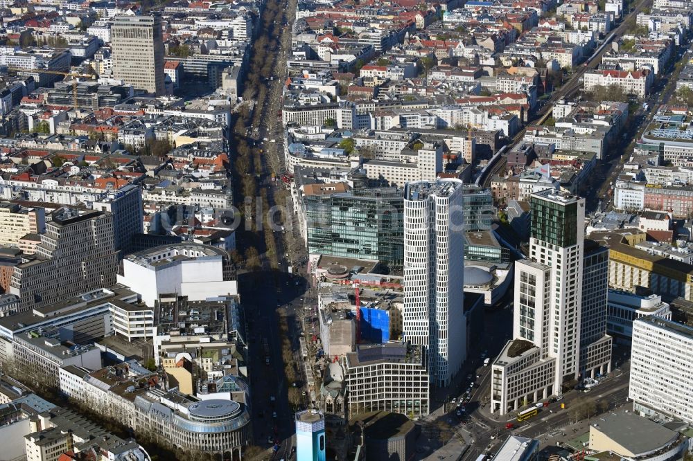 Luftbild Berlin - Straßenführung der bekannten Flaniermeile und Einkaufsstraße Kudamm - Kurfürstendamm im Ortsteil Charlottenburg in Berlin, Deutschland