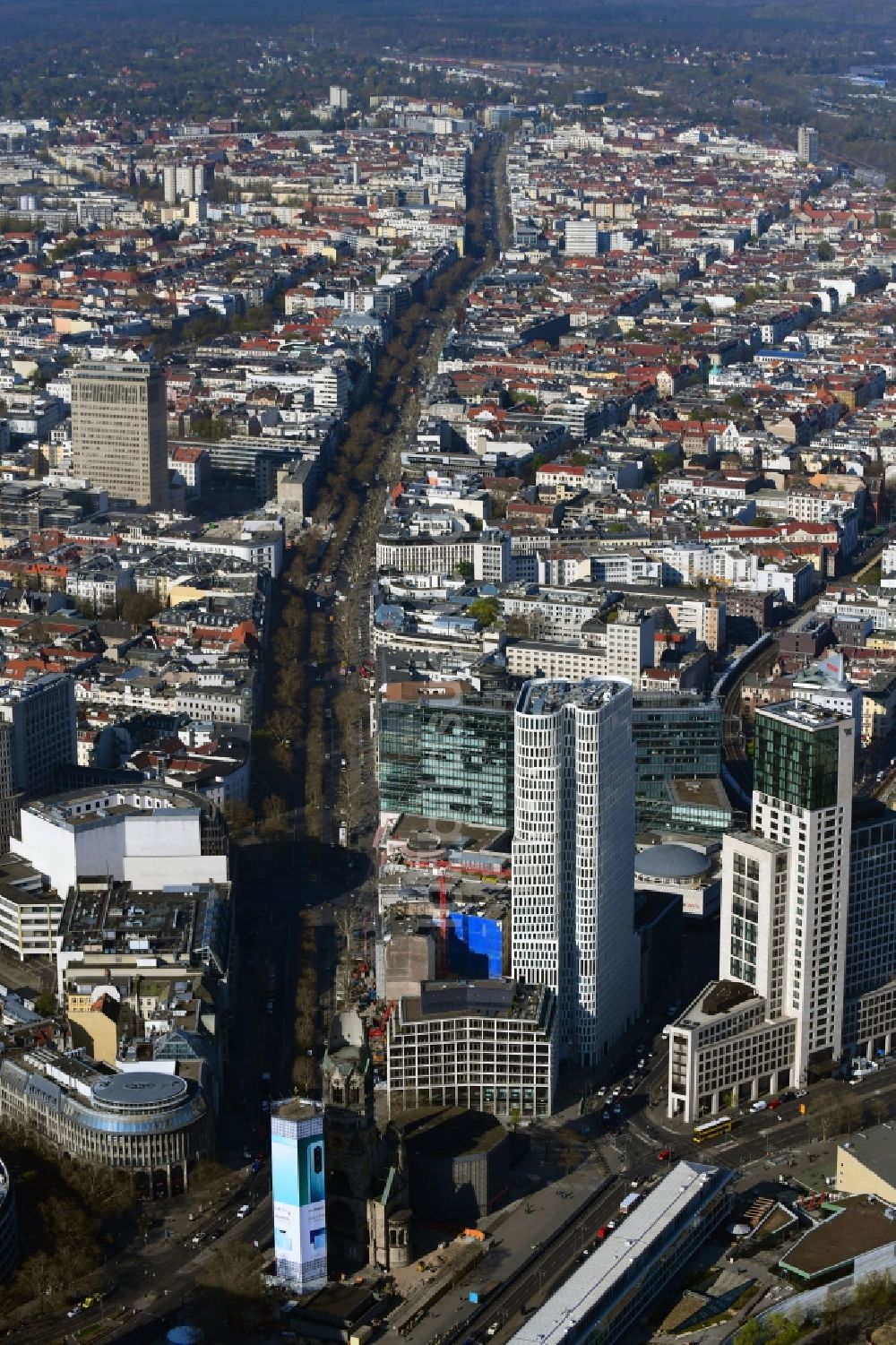 Luftaufnahme Berlin - Straßenführung der bekannten Flaniermeile und Einkaufsstraße Kudamm - Kurfürstendamm im Ortsteil Charlottenburg in Berlin, Deutschland