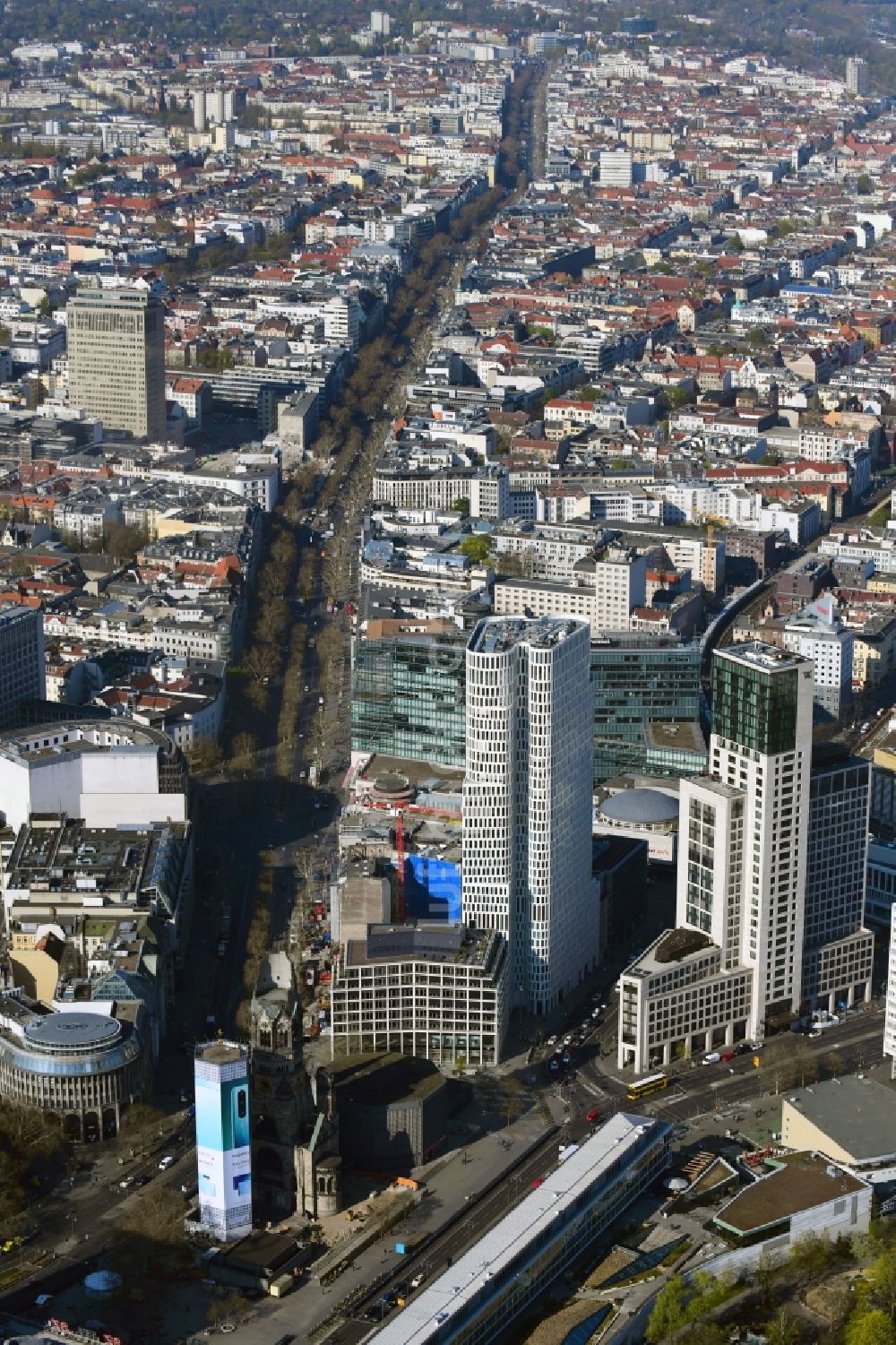Berlin von oben - Straßenführung der bekannten Flaniermeile und Einkaufsstraße Kudamm - Kurfürstendamm im Ortsteil Charlottenburg in Berlin, Deutschland