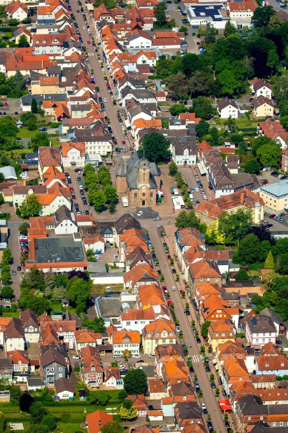 Luftaufnahme Bad Arolsen - Straßenführung der bekannten Flaniermeile und Einkaufsstraße Schloßstraße in Bad Arolsen im Bundesland Hessen, Deutschland