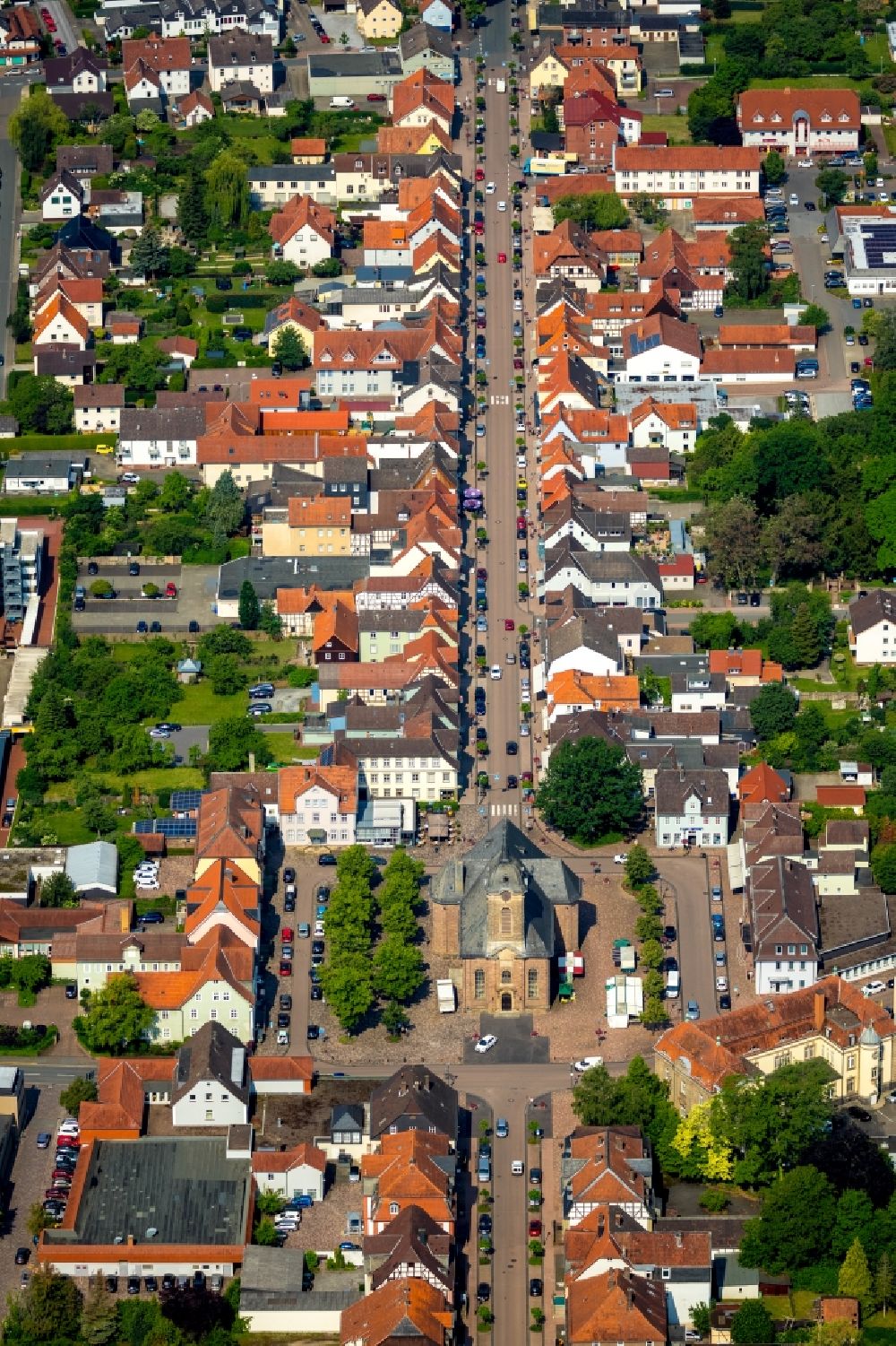 Luftbild Bad Arolsen - Straßenführung der bekannten Flaniermeile und Einkaufsstraße Schloßstraße in Bad Arolsen im Bundesland Hessen, Deutschland