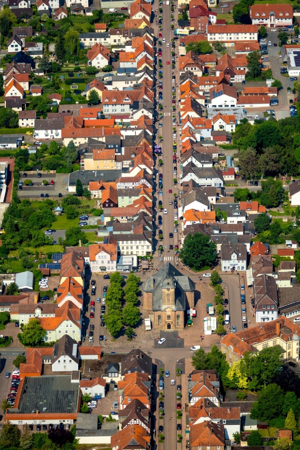 Luftaufnahme Bad Arolsen - Straßenführung der bekannten Flaniermeile und Einkaufsstraße Schloßstraße in Bad Arolsen im Bundesland Hessen, Deutschland