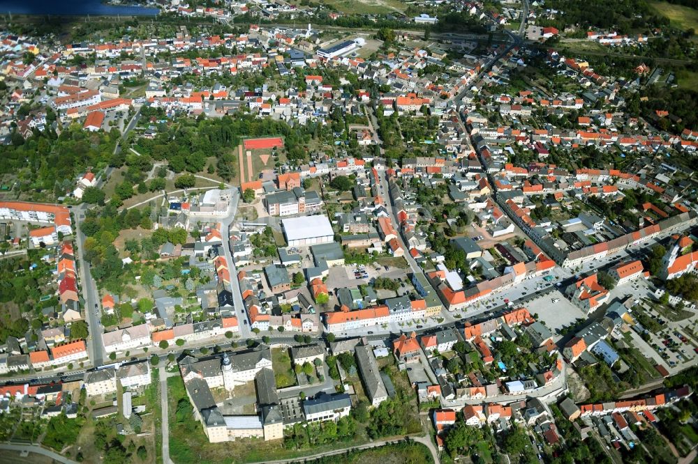 Luftbild Coswig (Anhalt) - Straßenführung der bekannten Flaniermeile und Einkaufsstraße Schloßstraße in Coswig (Anhalt) im Bundesland Sachsen-Anhalt, Deutschland